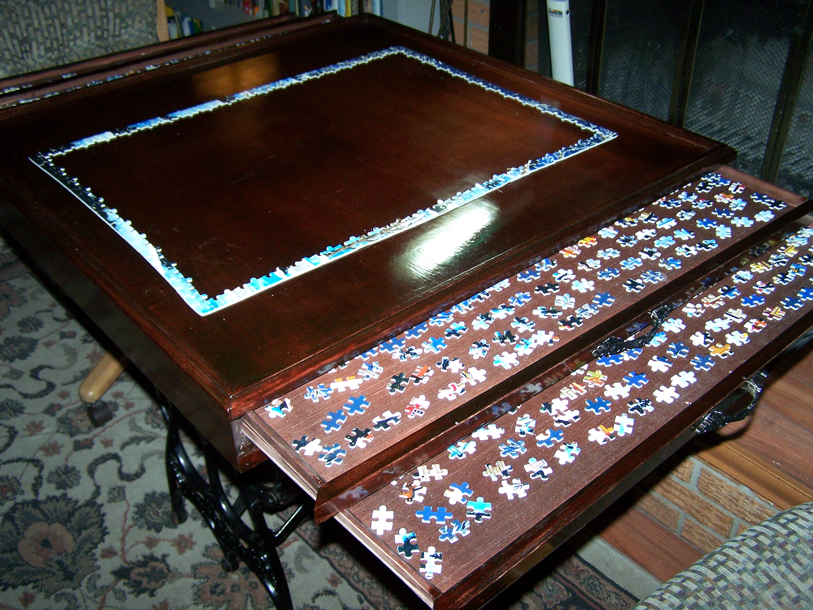 Mesa para puzzle y sus piezas