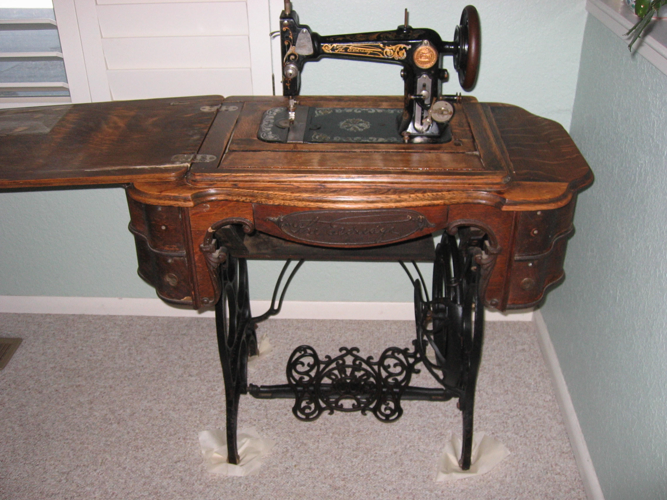 Ремонт швейной машинки зингер. Машинка Зингер 1886. Зингер швейная машинка 1902н. Машинка Зингер ножная. Зингер 18-2 швейная машинка.