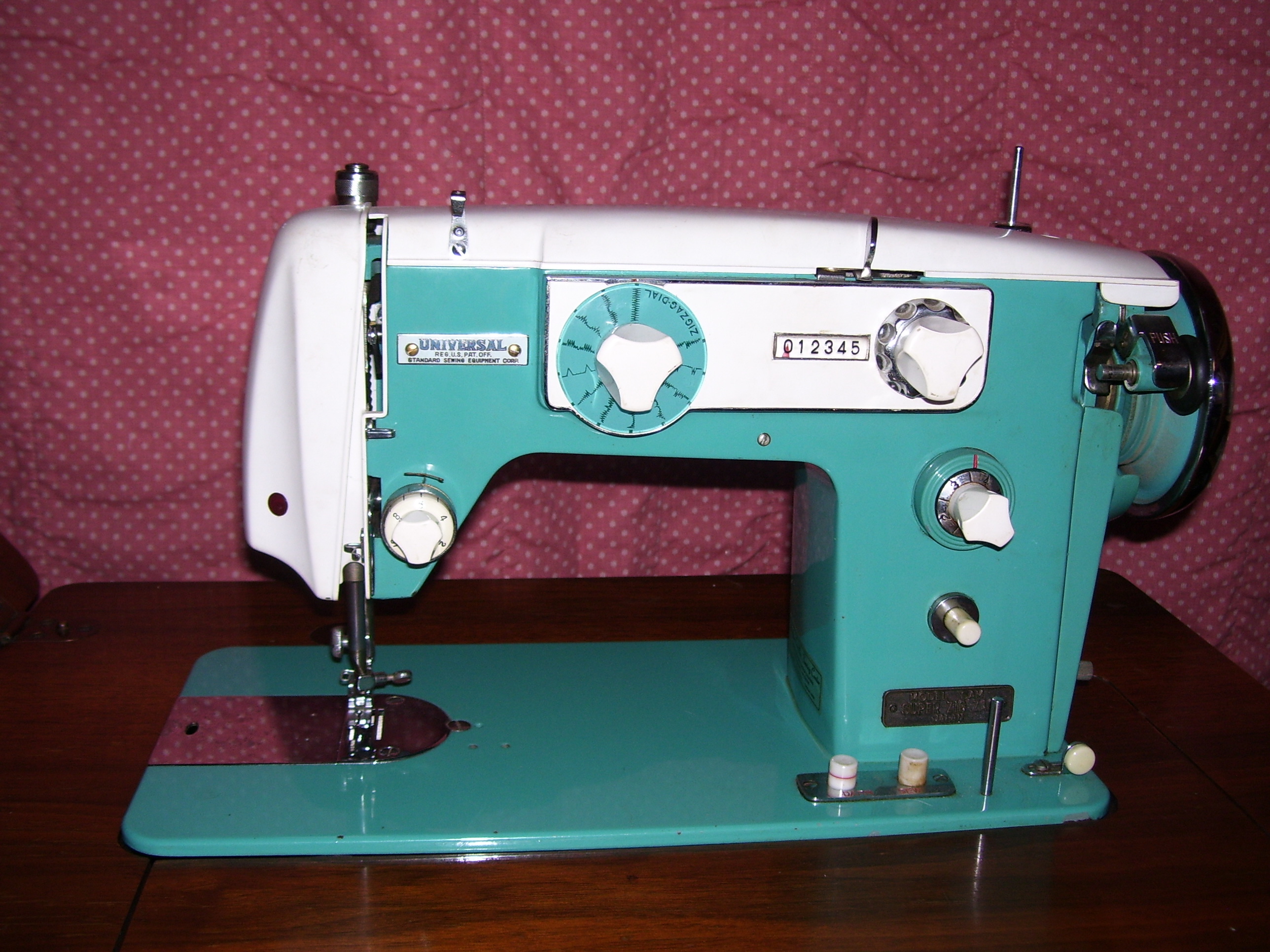 Pat reg. Швейная машинка 80-х. Швейная машинка универсальная. Sewing Machine швейная машина. Швейная машинка ideal.