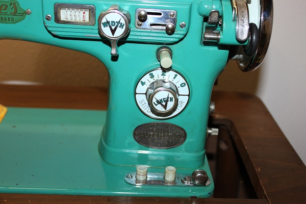 vintage retro colors zig-zag sewing machine w/case & manual, Alden's De Luxe